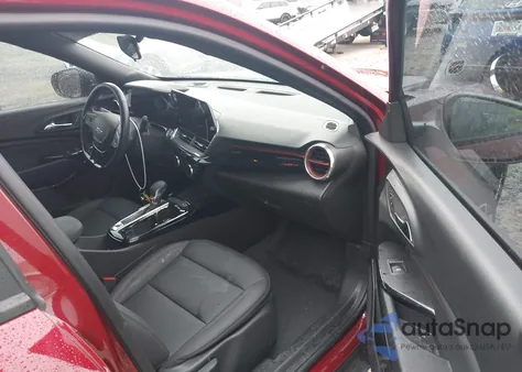 2025 Chevrolet Trax Fwd 2Rs z USA, uszkodzony, nr VIN KL77LJEP0SC137293